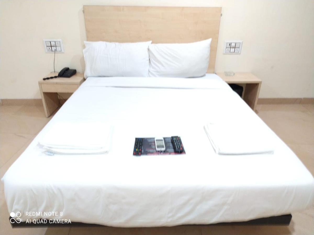 U Life Hotel Bombay Exterior foto
